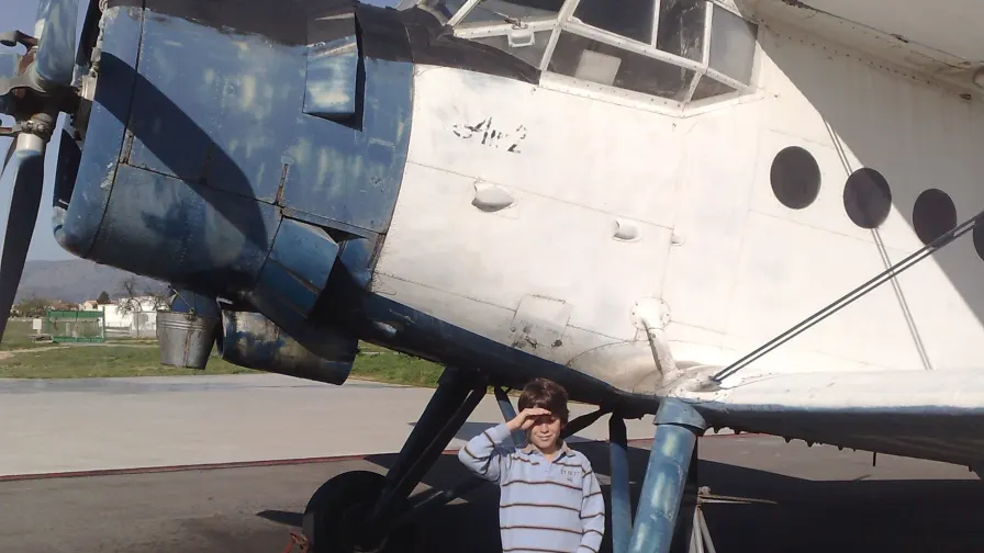 Carlos as a child near an aircraft